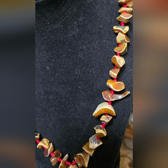 Petrified wood & red bead vintage Native American handmade necklace - Picture 5 of 7